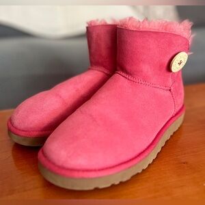 UGG Australia Classic Short Bailey Button Boot Pink Shearling Size 7 Cozy Winter